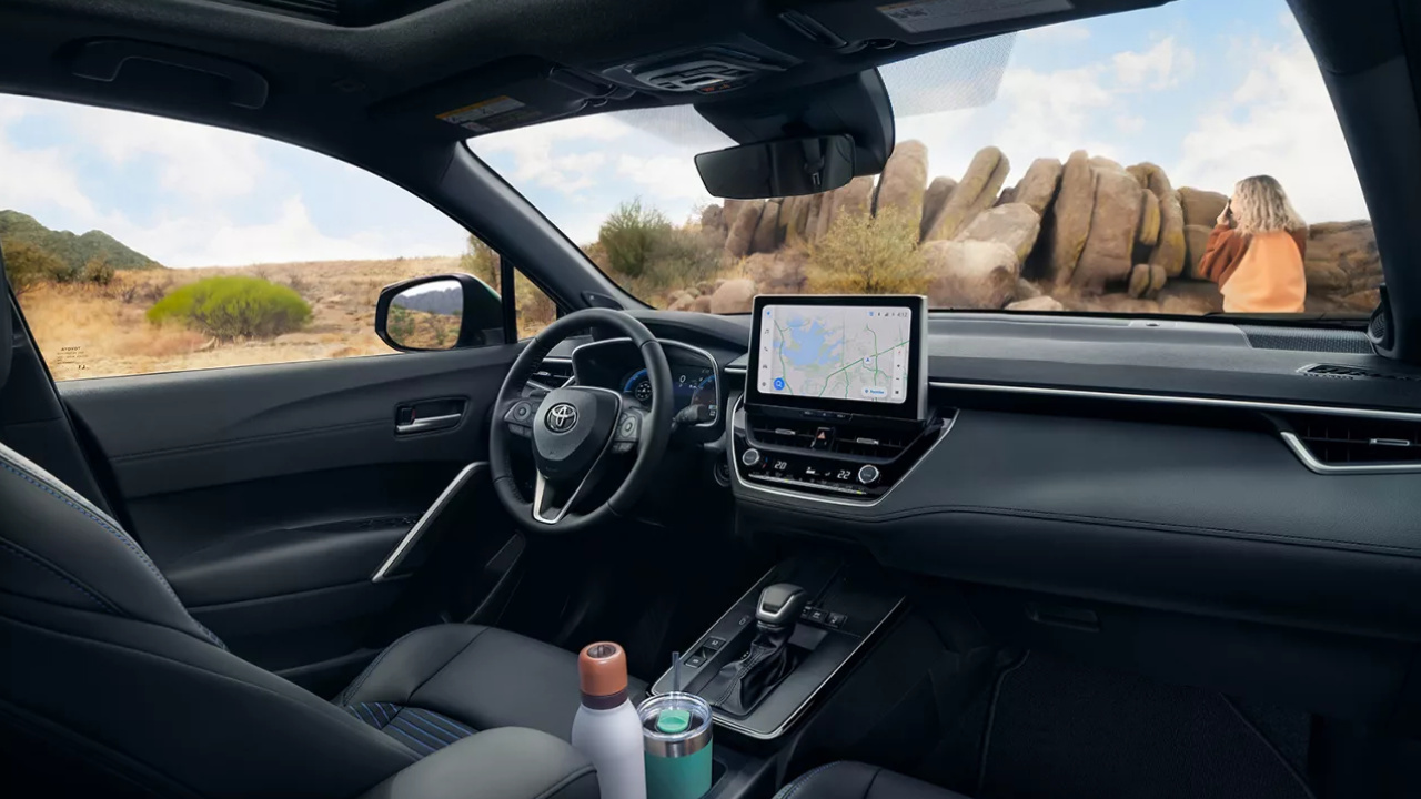 vue de l'habitacle et du tableau de bord d'une Toyota Corolla Cross 2026