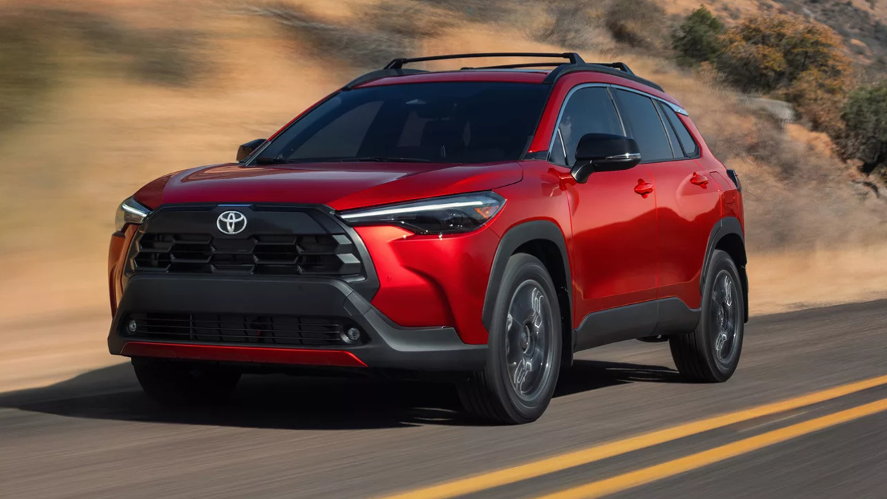vue latérale avant d'une Toyota Corolla Cross 2026