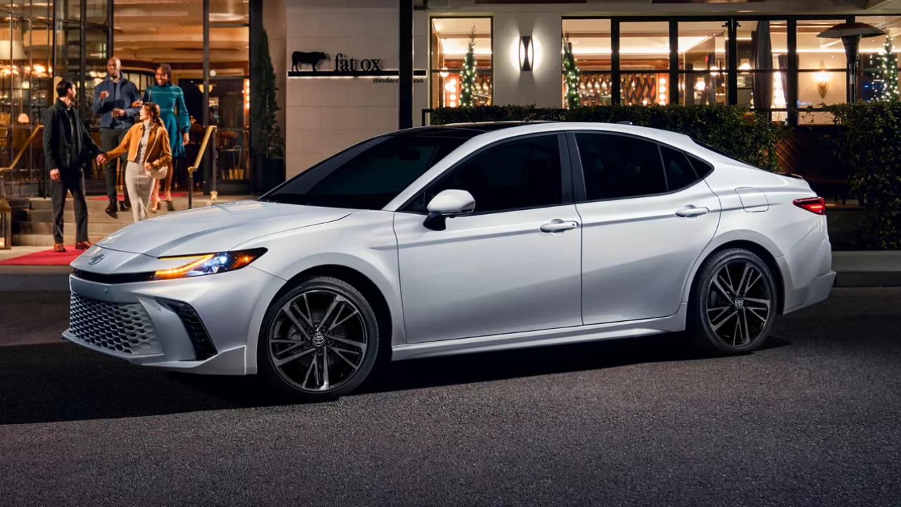 vue latérale avant d'une Toyota Camry hybride 2026