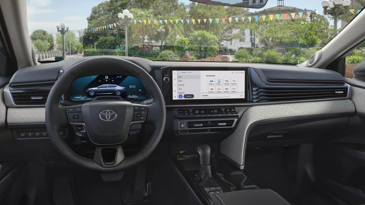 vue de l'habitacle et du tableau de bord d'une Toyota Camry Hybride 2026