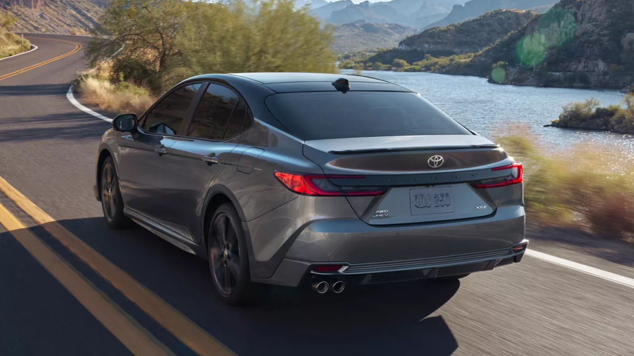 vue latérale avant d'une Toyota Camry Hybride 2026