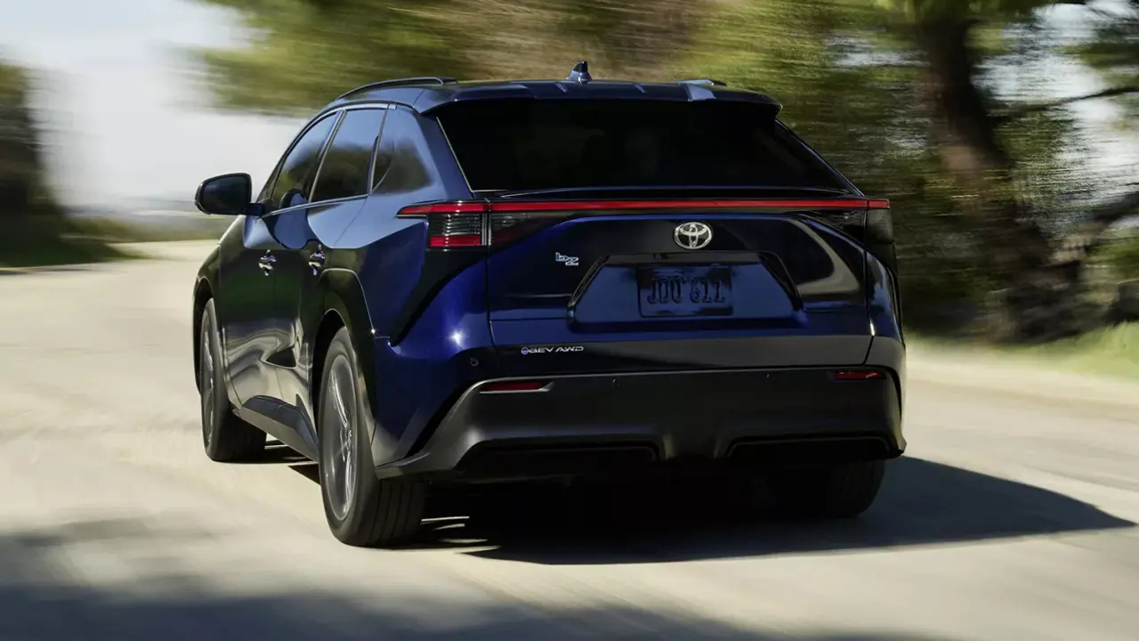 vue latérale arrière d'un Toyota bZ 2026