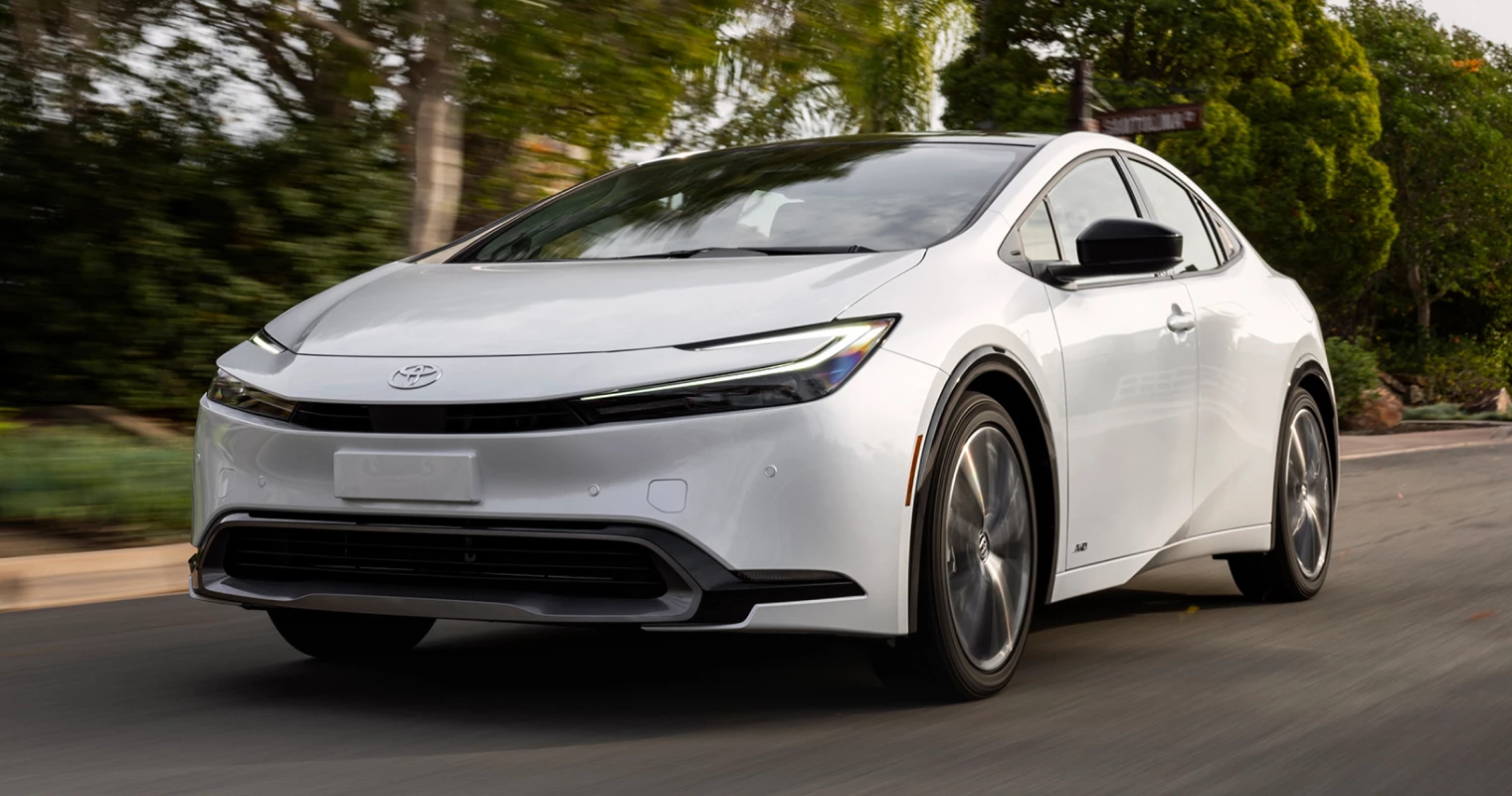 vue latérale avant d'un Toyota Prius 2026