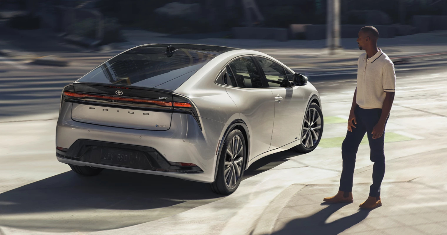 vue latérale arrière d'un Toyota Prius 2026