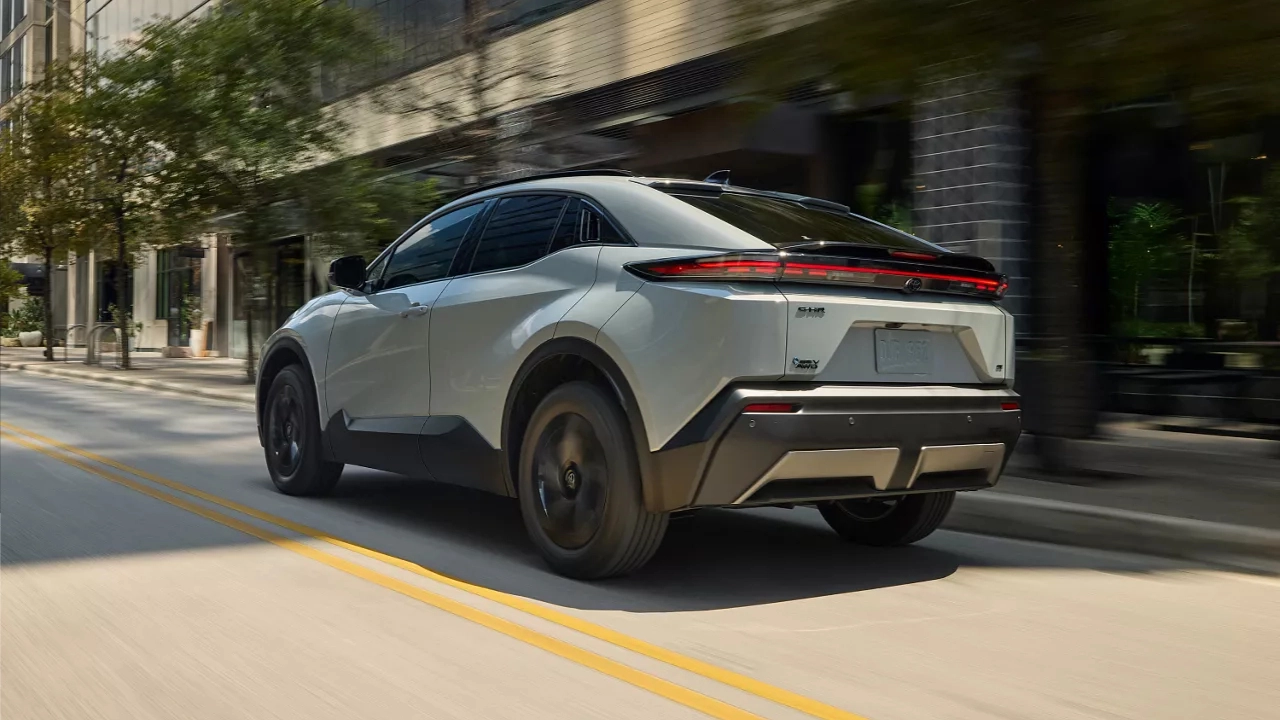 Vue arrière du Toyota CH-R électrique montrant le bandeau lumineux à DEL intégré et le becquet arrière