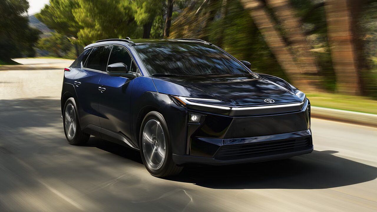 Vue 3/4 avant et latérale du Toyota BZ sur route en pleine puissance