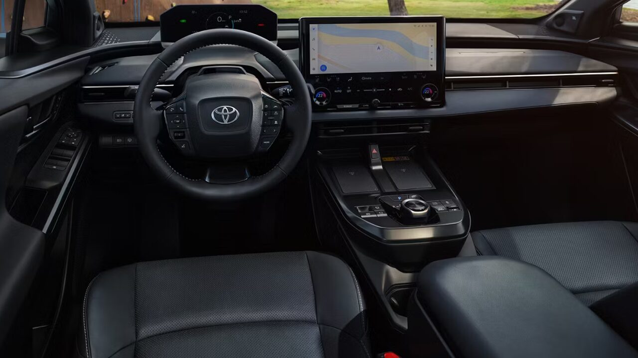 Vue de l'intérieur de la Toyota BZ 2027 et de sa technologie