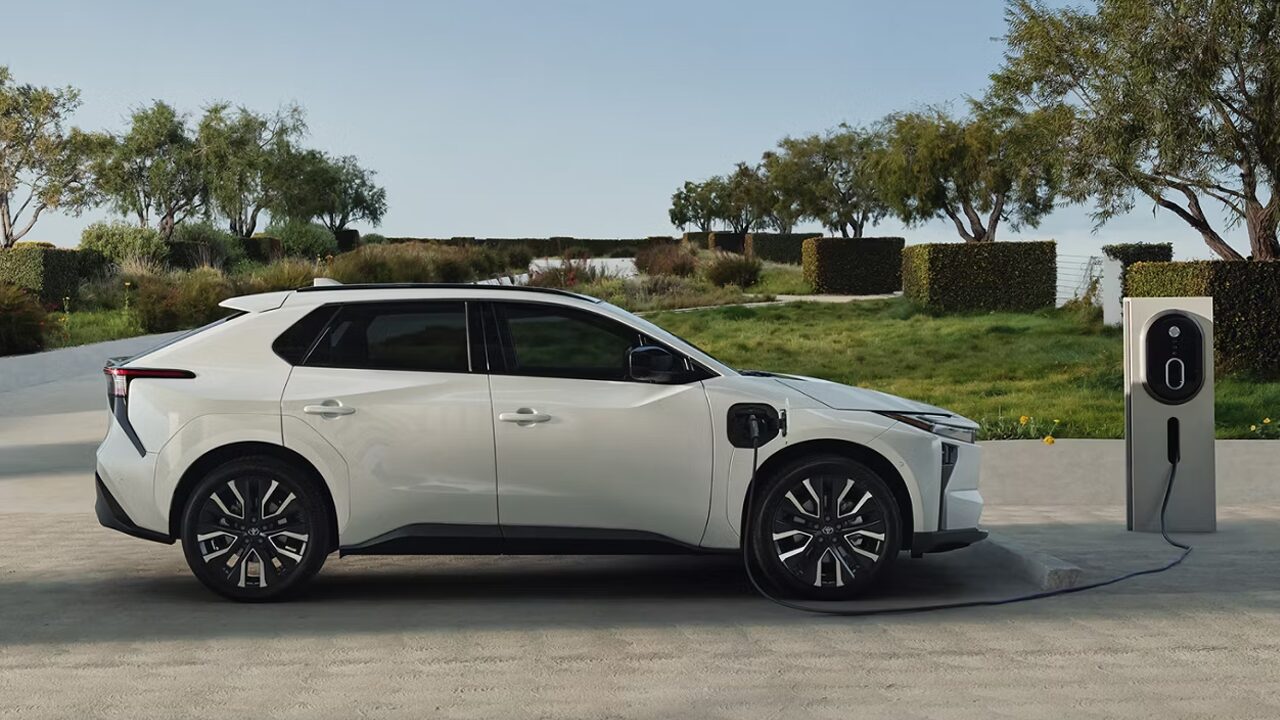 Vue latérale de la Toyota BZ 2027 en recharge
